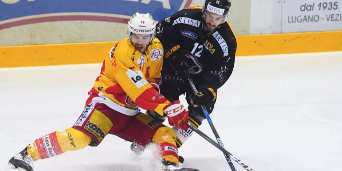 Luca Cunti und Antoine Pouliot kämpfen um den Puck.