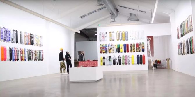 Supreme-Skateboards hängen an den Wänden bei Sotheby's.