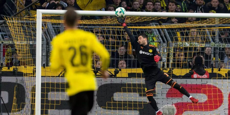 Der Schweizer Goalie Roman Bürki sieht beim Führungstor der Freiburger unglücklich aus.