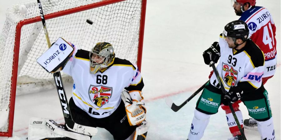 Dominic Nyffeler im Ajoie-Tor kassiert den ersten Gegentreffer.