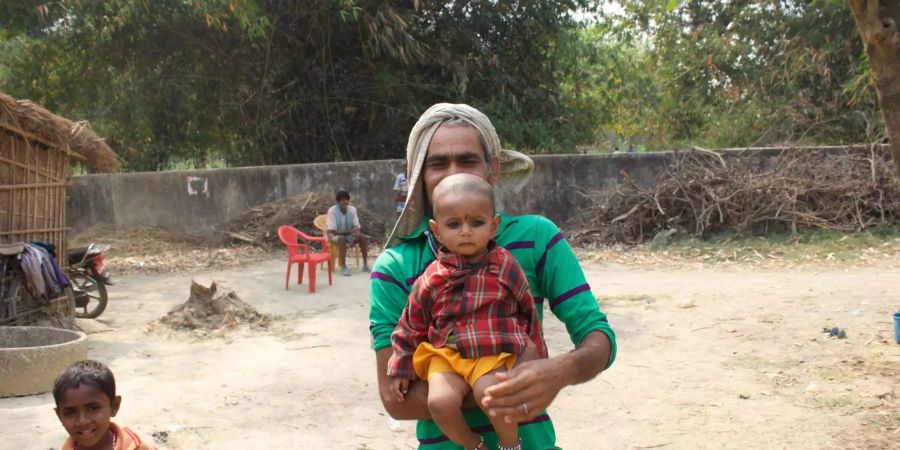 Sie warten sehnlichst auf die neuen Filter (Baby mit seinem Grossvater im Flachland von Nepal). © Som Rai