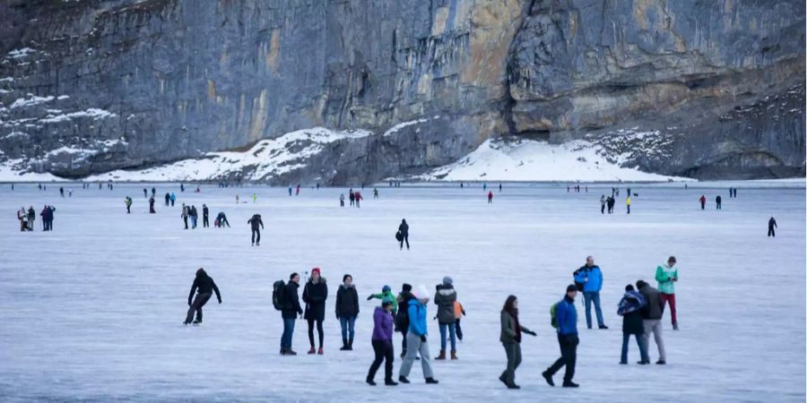 Das Eis auf dem Oeschinensee ist fürs Eislaufen freigegeben worden.