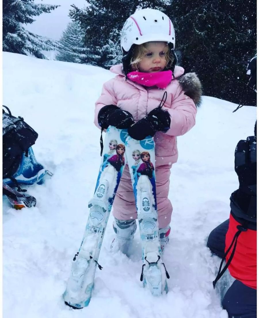 Die kleine Gabriella steht auch schon auf den Ski.