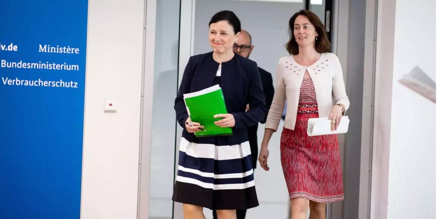 Katarina Barley (r, SPD), Bundesjustizministerin, und Vera Jourova, EU-Kommissarin für Rechts- und Verbraucherschutzpolitik, kommen zu einer Pressekonferenz. Es ging unter anderem um die Folgen aus dem Facebook-Datenskandal, die Ende Mai in Kraft tretende EU-Datenschutzgrundverordnung und die Bedeutung der EU für den Verbraucherschutz.