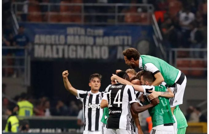 Spektakel beim «Derby d'Italia» zwischen Inter und Juve: Trotz früher Unterzahl und einem 1:2-Rückstand dreht der Tabellenführer das Spiel in den Schlussminuten und eilt mit grossen Schritten in Richtung Meistertitel. Spektakel beim «Derby d'Italia» zwischen Inter und Juve: Trotz früher Unterzahl und einem 1:2-Rückstand dreht der Tabellenführer das Spiel in den Schlussminuten und eilt mit grossen Schritten in Richtung Meistertitel.