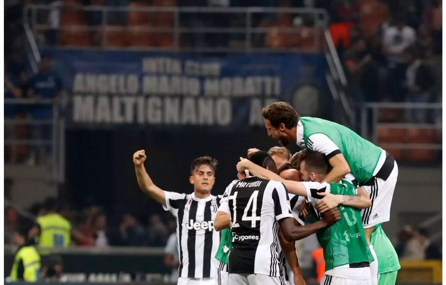 Spektakel beim «Derby d'Italia» zwischen Inter und Juve: Trotz früher Unterzahl und einem 1:2-Rückstand dreht der Tabellenführer das Spiel in den Schlussminuten und eilt mit grossen Schritten in Richtung Meistertitel.