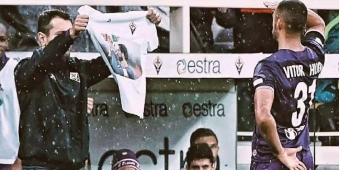 Fiorentina-Spieler Victor Hugo salutiert nach dem Tor seinem verstorbenen Capitano. Fiorentina-Spieler Victor Hugo salutiert nach dem Tor seinem verstorbenen Capitano.
