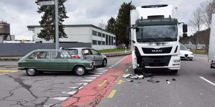 Die Kollsion eines Autos mit einem Lastwagen verursachte einen Sachschaden von 29'000 Franken.