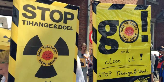 Einige der wenigen belgischen Atomkraftgegner halten ihre Schilder hoch: «Atomkraft? Nein, Danke», «Stoppt Tihange und Doel!» Einige der wenigen belgischen Atomkraftgegner halten ihre Schilder hoch: «Atomkraft? Nein, Danke», «Stoppt Tihange und Doel!»