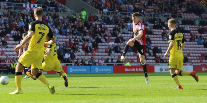 Man erinnere sich: Im letzten Jahr musste Sunderland den Abstieg aus der Premier League antreten. Nun geht der Fall weiter: Die Black Cats schaffen den Ligaerhalt auch in der zweithöchsten englischen Liga nicht und steigen erneut ab. Es ist das 13. Team und das erste seit Wolverhampton 2012, dem der direkte erneute Abstieg geschieht. Man erinnere sich: Im letzten Jahr musste Sunderland den Abstieg aus der Premier League antreten. Nun geht der Fall weiter: Die Black Cats schaffen den Ligaerhalt auch in der zweithöchsten englischen Liga nicht und steigen erneut ab. Es ist das 13. Team und das erste seit Wolverhampton 2012, dem der direkte erneute Abstieg geschieht.