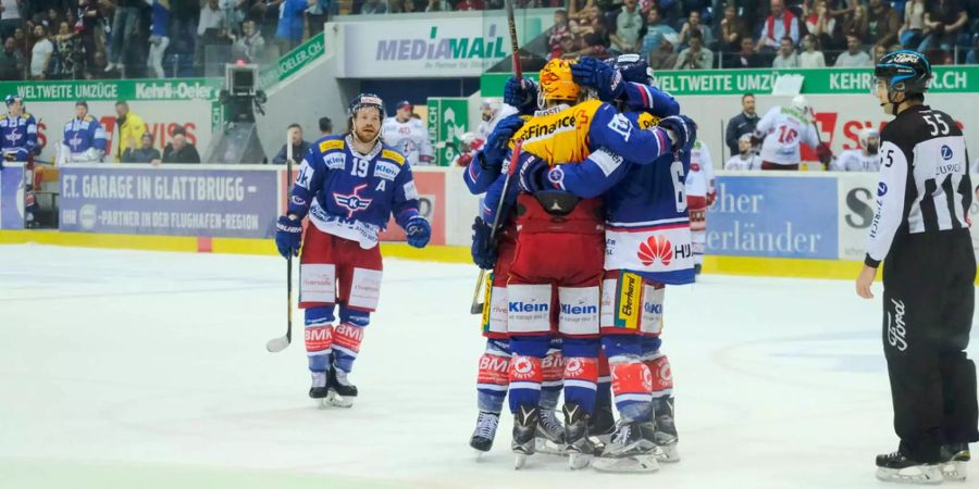 Klolten hat allen Grund zum Feiern, die Zürcher Unterländer gewinnen die 5. Partie in der Ligaquali gegen Rapperswil-Jona.