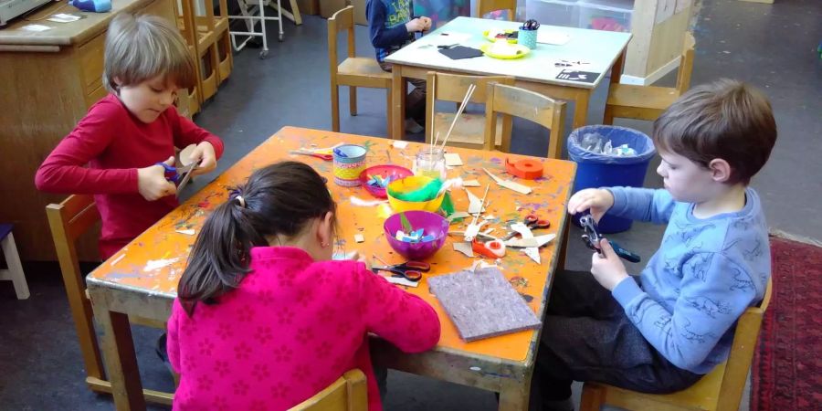 Kinder fertigen Schattenfiguren an, die sie später im Werkraum spielerisch testen können