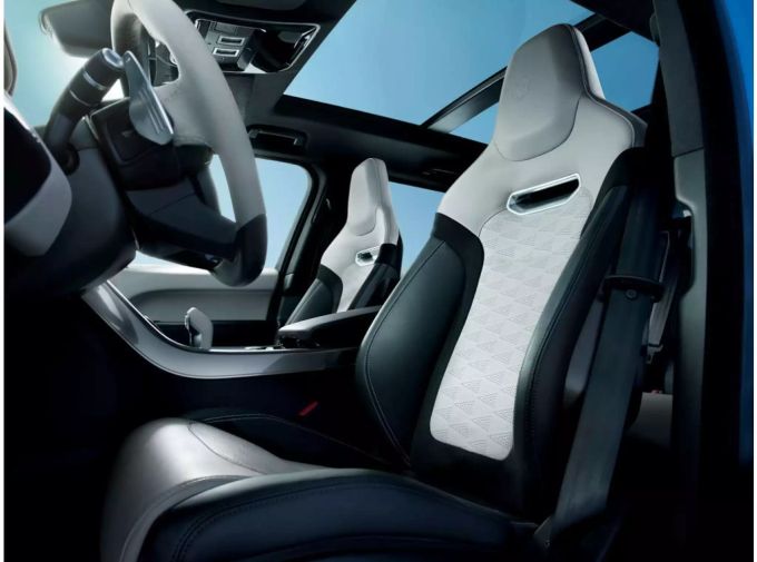 Innen gibt sich Range Rover Sport SVR sportlich-schick. Innen gibt sich Range Rover Sport SVR sportlich-schick.