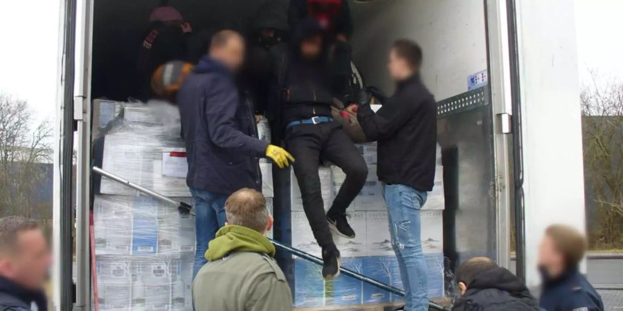 Die Polizei befreit die Flüchtlinge aus dem LKW.