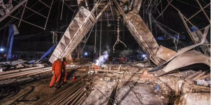 23 Bergarbeiter konnten aus den Trümmern befreit werden. 23 Bergarbeiter konnten aus den Trümmern befreit werden.