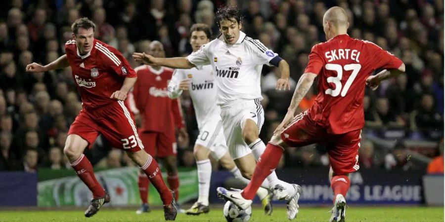 Mit vereinten Kräften eliminierten die Engländer 2009 Real (am Ball: Raul) in der Champions League.