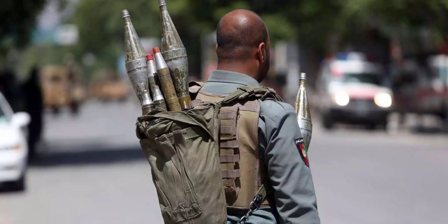 In Kabul (AFG) haben sich vier Selbstmordattentäter in die Luft gesprengt.