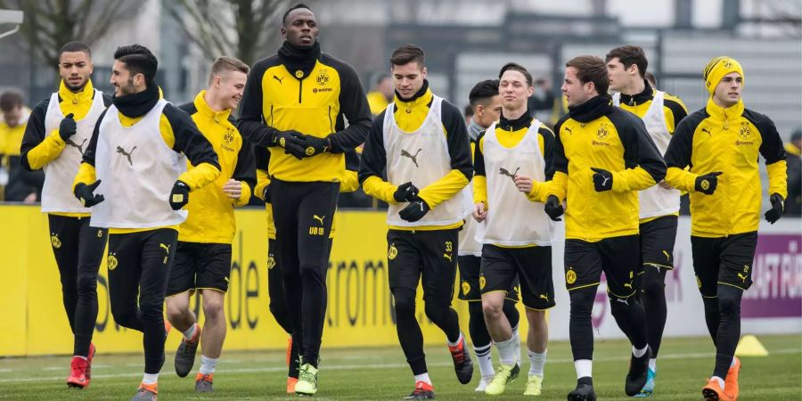 Bolt fällt im BVB Dress gar nicht so auf.