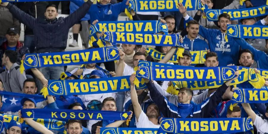 Die Fans der kosovarischen Nationalmannschaft feuern ihr Team an (Archivbild).