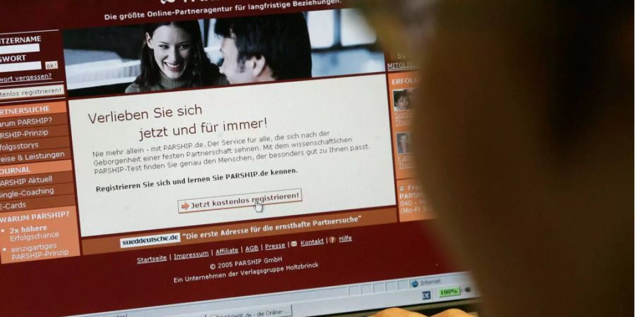 Eine junge Frau schaut sich die Internetseite der Partnerbörse «Parship» an .