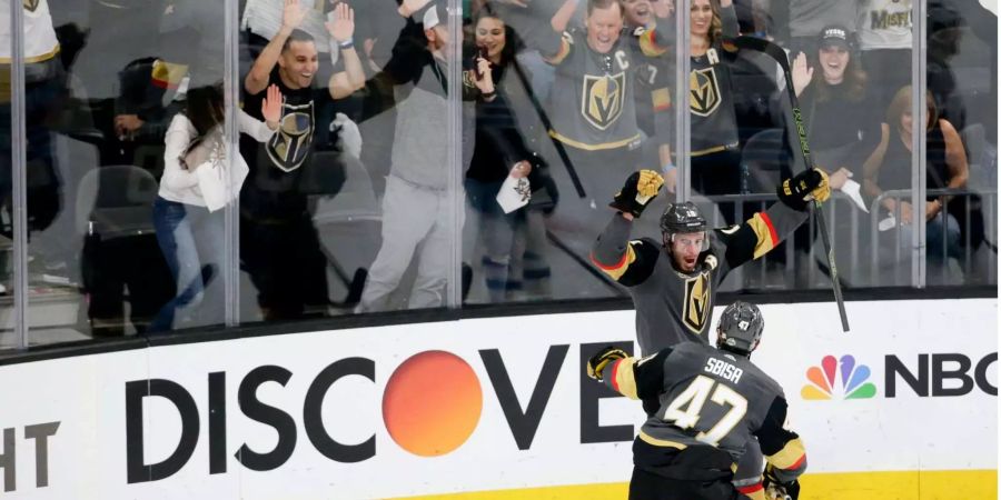 Luca Sbisa und Golden Knights Teamkollege Reilly Smith feiern den Siegestreffer.