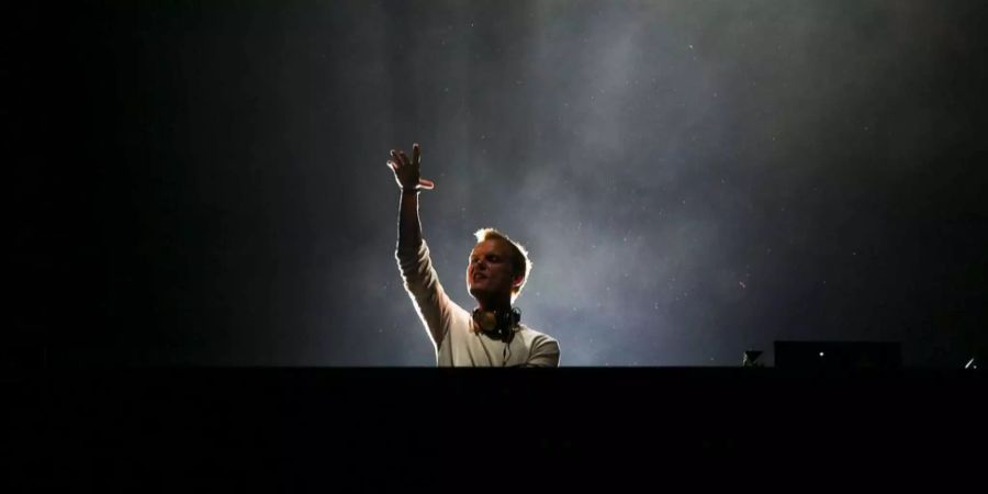 Der Tod des DJs Avicii im Oman wirft Fragen auf – laut einem Freund war der Musiker bei bester Gesundheit.