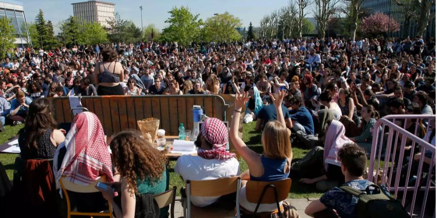 Auch zahlreiche Studenten demonstrierten, wie hier an der Universität Nanterre ausserhalb von Paris.