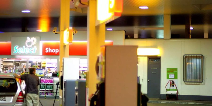 In Burgdorf BE haben am Samstagabend zwei Maskierte einen Aperto-Shop an einer Tankstelle überfallen (Symbolbild). Die Polizei sucht Zeugen.