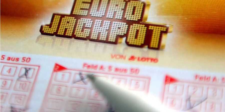 Eine Person wählt Zahlen für den Euro Jackpot.