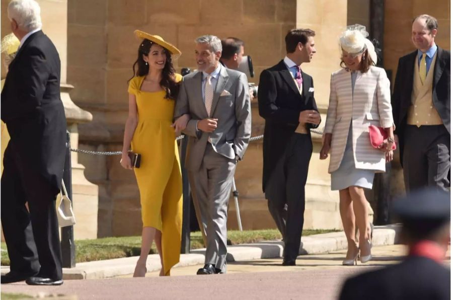 Sie stach aus der Menge hervor: Amal Clooney kam mit einem gelben Outfit zur grossen Hochzeit.