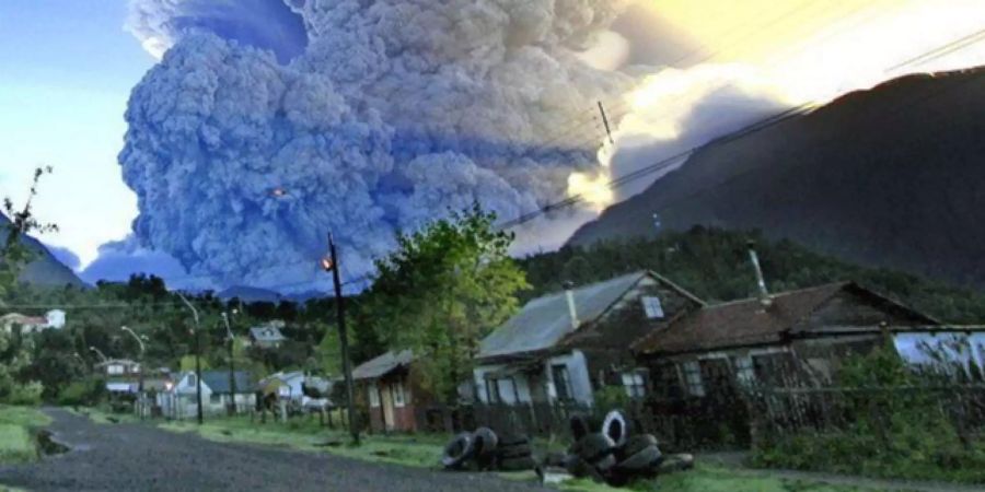 Im Netz waren Bilder von Bewohner rund um den 3700 Meter hohen Berg zu sehen, die von Feuer und Lava flüchteten.