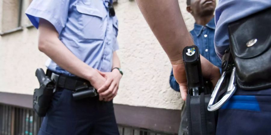 Sind Polizisten und Grenzwärter bei ihren Kontrollen rassistisch?