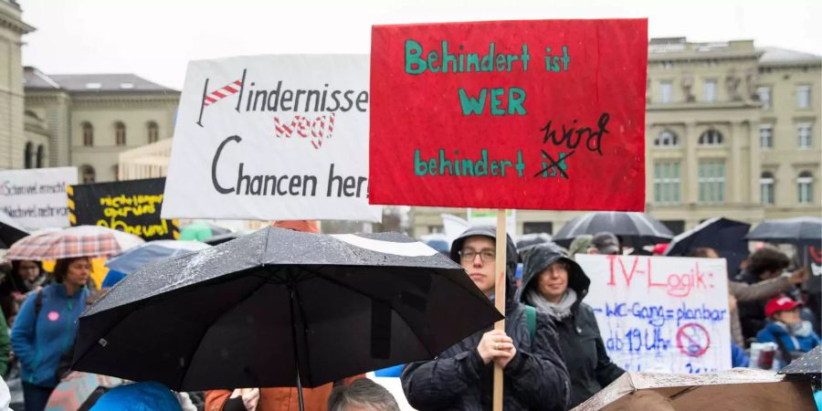 Die Menschen auf dem Bundesplatz.