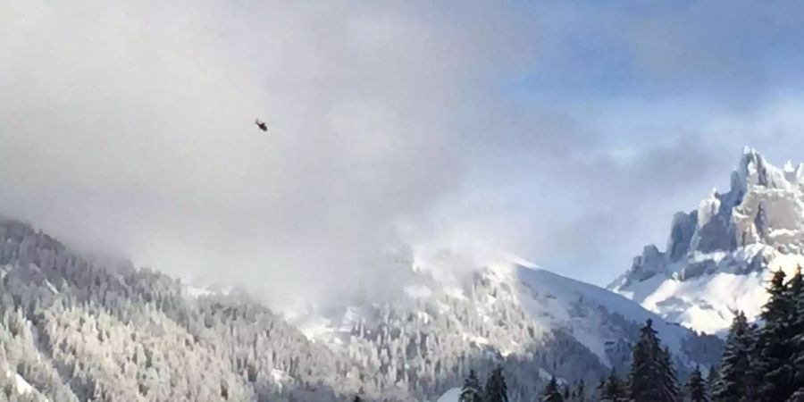 Rega-Heli fliegt zur Lawine in der Region Laub.