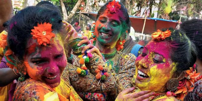 Inder feiern das Farbenfest Holi. Hindu-Farbenfest