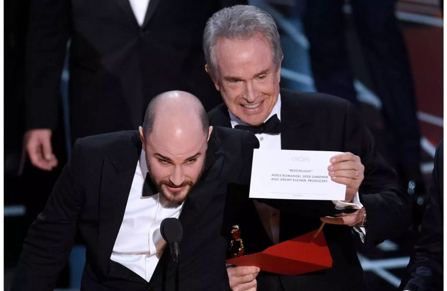 Wahnsinn: «La La Land»-Produzent Jordan Horowitz hält das Couvert mit dem richtigen Gewinner "Moonlight" in die Höhe.