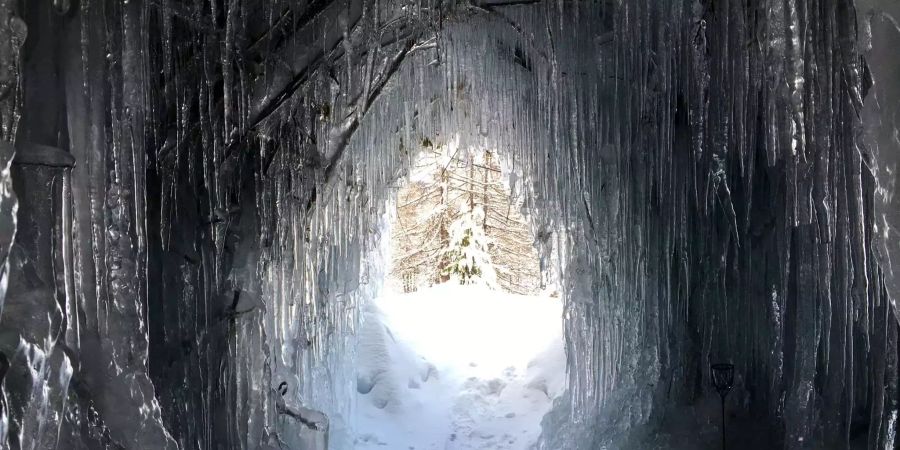 Es ist das erste Eiszapfendorf - ein sogenanntes «Ice Stupa Village» - der Welt.