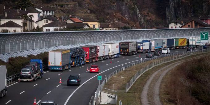 Unfall auf A2 - Zwei Lastwagen versperren Biaschina-Tunnel