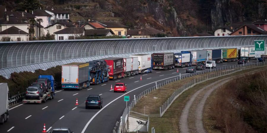 Ein Lastwagen ist auf der A2 verunfallt. (Symbolbild)