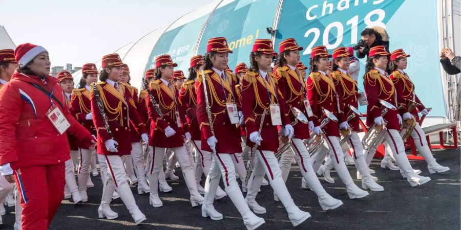 Mitglieder einer nordkoreanischen Musikkapelle kommen ins olympische Dorf zur Willkommenszeremonie für die Sportler aus Nordkorea.