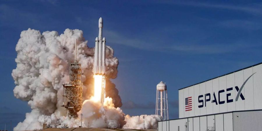 Die Grossrakete «Falcon Heavy» des privaten US-Raumfahrtunternehmens SpaceX hebt nach mehrstündiger Verzögerung zu ihrem Jungfernflug ab.