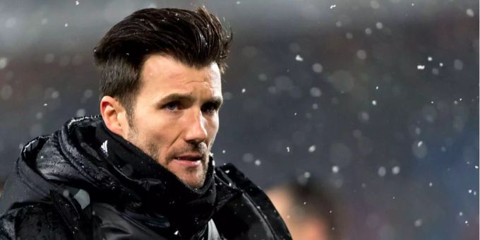 Basel-Trainer Wicky steht im Schneeregen. Basel-Trainer Wicky steht im Schneeregen.