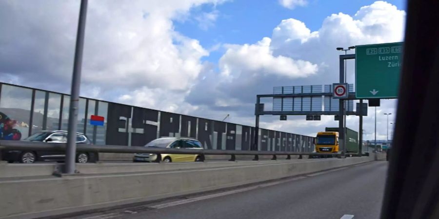 Ein Schriftzug auf der Autobahn A3 gegenüber des St. Jakob-Park.