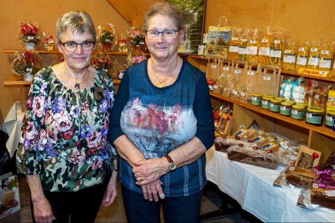 Die Tombolafeen: Heidi Uhlmann (l) und Verena Stettler (r).