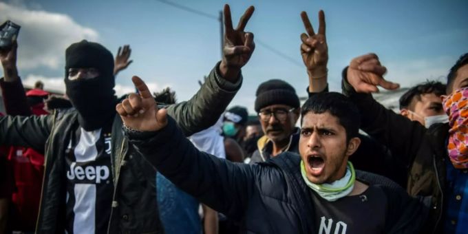 Flüchtlinge demonstrieren gegen Zustände im Flüchtlingslager Moria Flüchtlinge demonstrieren gegen Zustände im Flüchtlingslager Moria