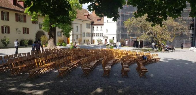 Belebter Innenhof im Sommer. Innenhof Schloss Lenzburg