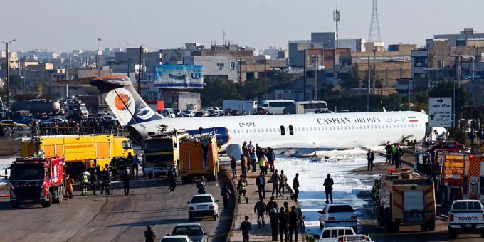 Eine iranische Passagiermaschine ist beim Landeanflug auf eine Autobahn geraten. Die 150 Passagiere und Crew-Mitglieder blieben bei dem Zwischenfall am Flughafen Mahschahr unverletzt. Eine iranische Passagiermaschine ist beim Landeanflug auf eine Autobahn geraten. Die 150 Passagiere und Crew-Mitglieder blieben bei dem Zwischenfall am Flughafen Mahschahr unverletzt.