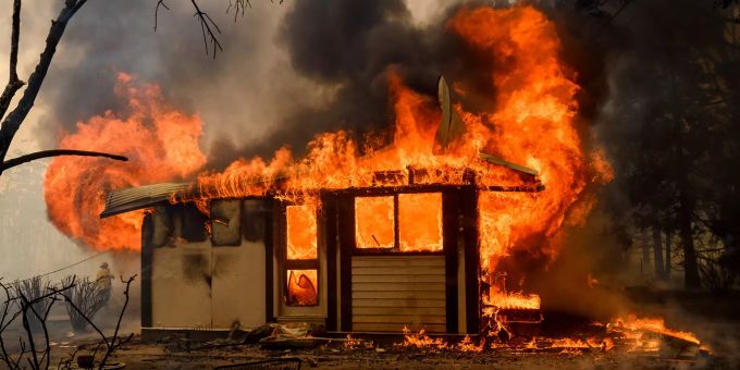 Ein Haus in der Nähe von Bundanoon im Südosten Australiens brennt nieder. Waldbrände