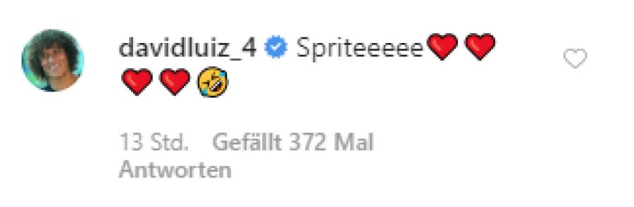 Mitspieler David Luiz kommentiert das Bild ebenfalls.