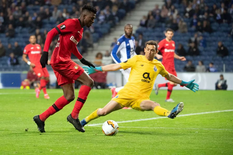 Portos Torwart Augustin Marchesin (r.) und Leverkusens Edmond Tapsoba kämpfen um den Ball.